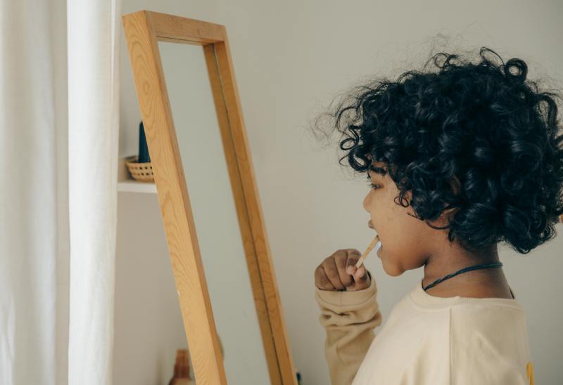 Zapfenzähne bei Kindern frühzeitig erkennen / Kind mit Zahnbürste by Ketut Subiyanto @pexels