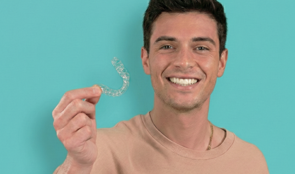 [CRO] Woman - Ginger - Interdental brushes - Pink - Looking left - Smile - Freckles - Blue - Background - Desktop
