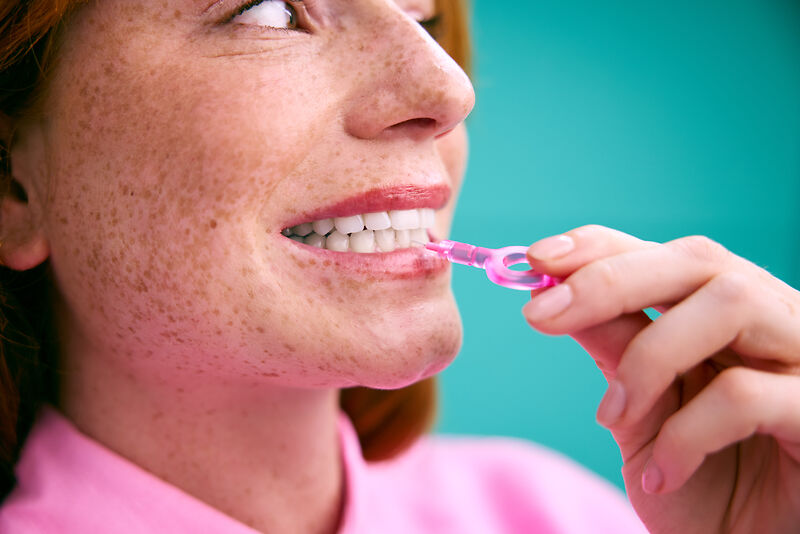 [CRO] Woman - Ginger - Interdental brushes - Pink - Looking left - Smile - Freckles - Blue - Background - Desktop