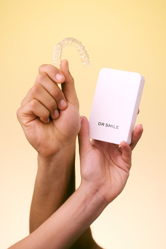 Aligneurs dentaires DR SMILE et leur boîte de transport