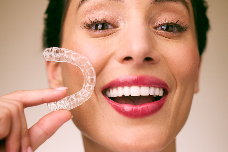 [CRO] Woman - Smile - Looking to the front - Mouth Open - Aligner - Fingers - Brown - Gradient - Background - Lipstick - Desktop