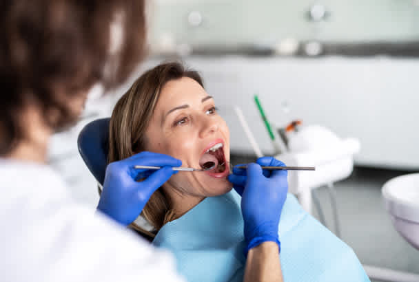 Mujer tratamiento periodontal