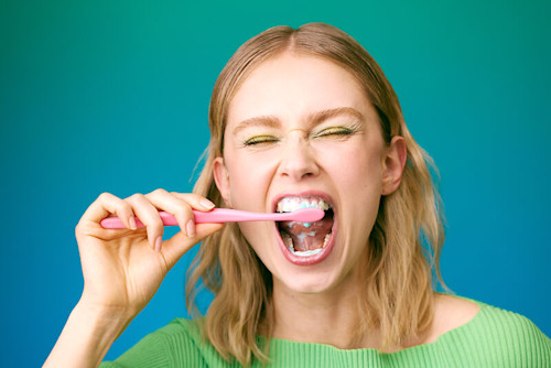 Weiße Zähne bekommen: Bleaching vs. Hausmittel