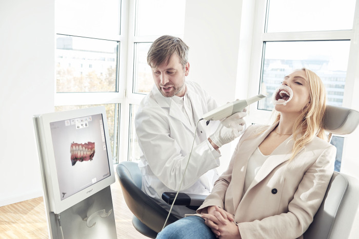 Dentista effettua una scansione dentale 3D