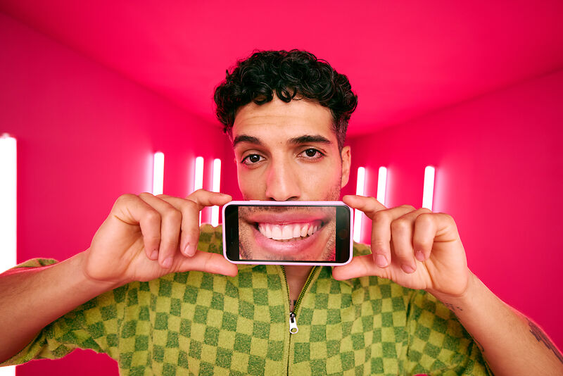 De wetenschap achter de fake smile: hoe het je stemming kan verbeteren