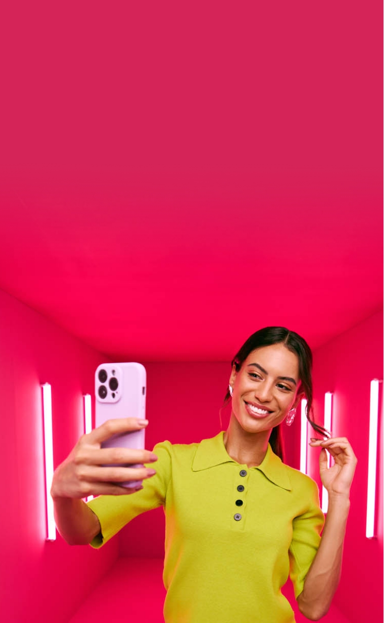 [CRO] BANNER - Pink - Yellow T-shirt - Woman - Phone - Lifestyle - Mobile - Background - Mobile
