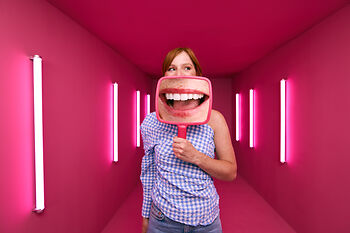 [CRO] Woman - Ginger - Checkered shirt - Freckles - Mirror - Smile - Super Zoom - Pink - Light - Background - Mobile