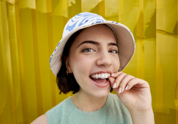 Mujer sonriendo con alineadores dentales