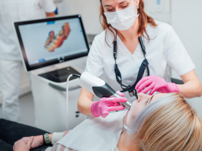 Dentista haciendo un escaner 3D a una paciente