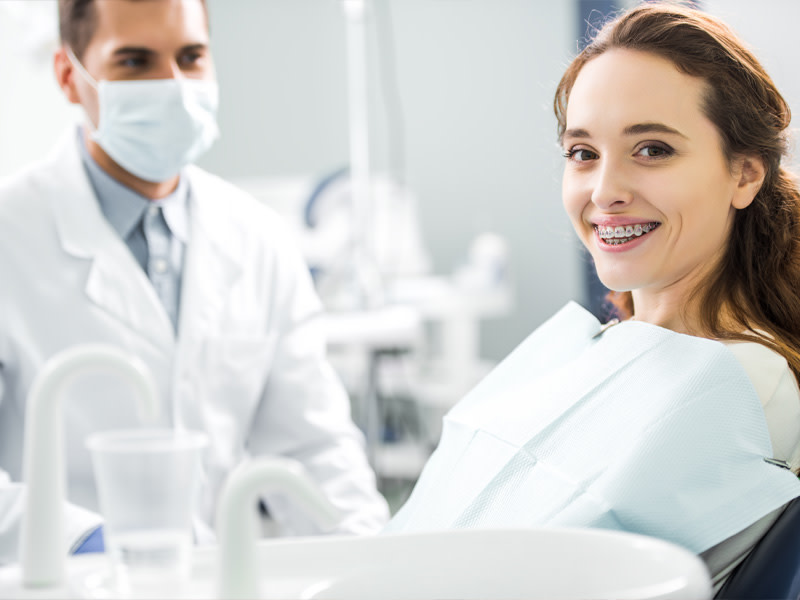 Chica sonriendo en una consulta dental