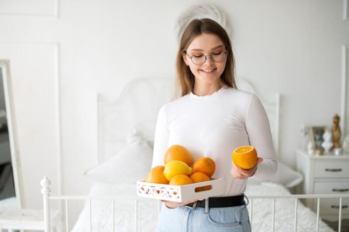 People--woman-smiling-fruits-oranges___800x534_all_49__
