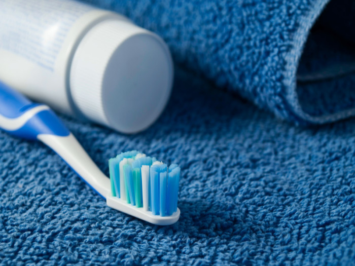 Cepillo de dientes y pasta de dientes