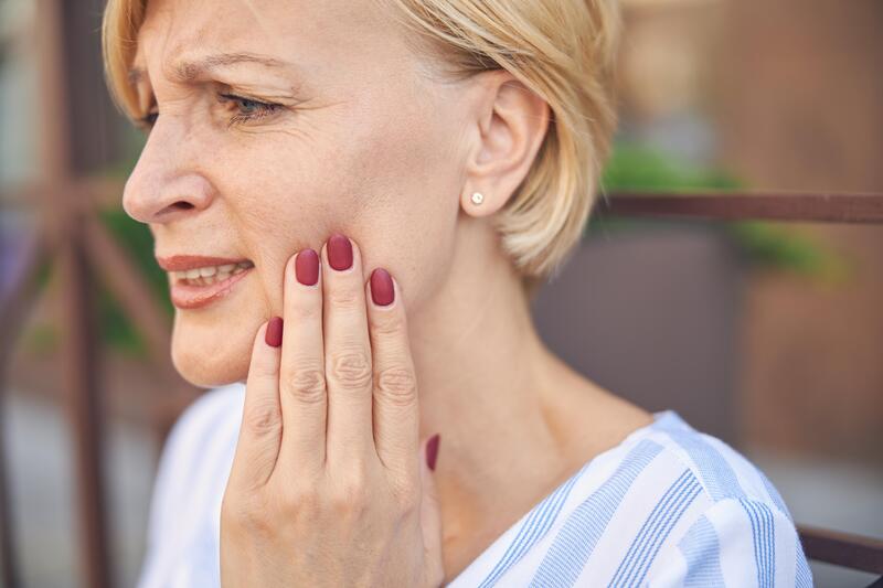 People--middle-aged-woman-tooth-ache___800x534_all_02__