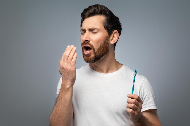 Homme se brossant les dents pour contrer son halitose