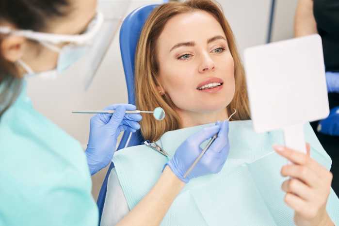Frau beim Zahnarzt Zahngesundheit Dental Health