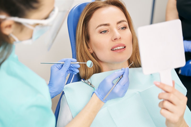 Frau beim Zahnarzt Zahngesundheit