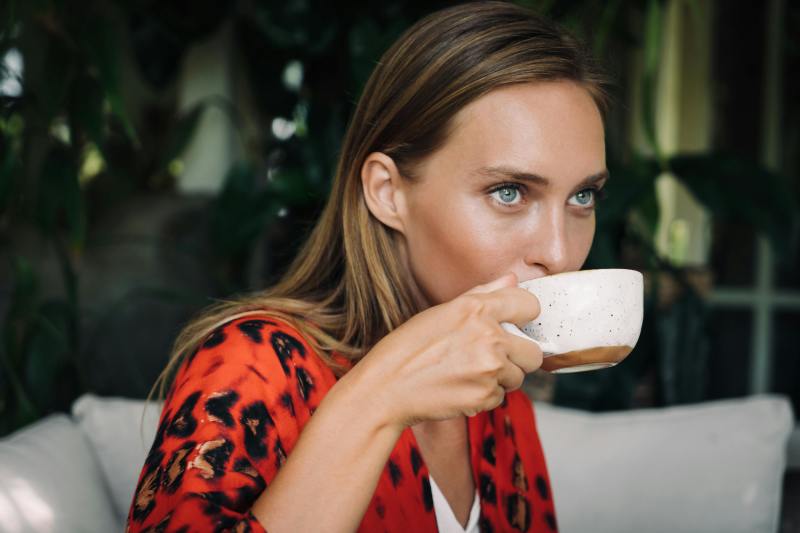 Beim Kaffe trinken müssen Aligner immer herausgenommen werden by Mikhail Nilov @pexels
