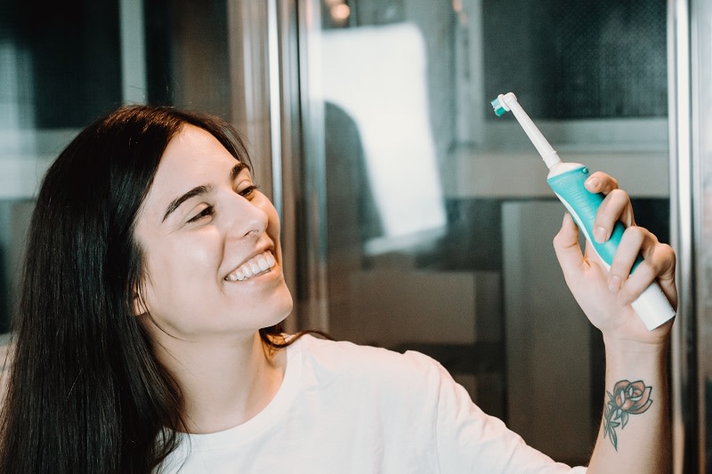 Jak myć zęby elektryczną szczoteczką do zębów?