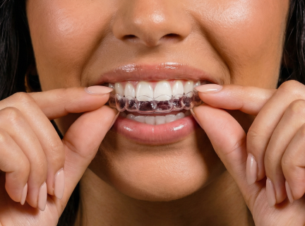 [CRO] Women - Brunette - Green - Shirt - Red Glasses - Cherry - Pink - Light - Background - Mobile