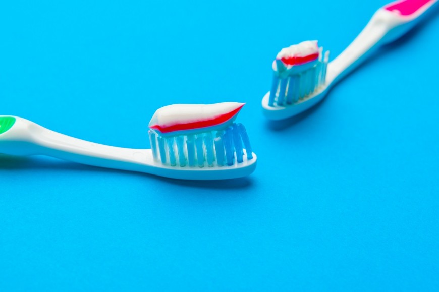 Brosses à dents manuelles avec dentifrice