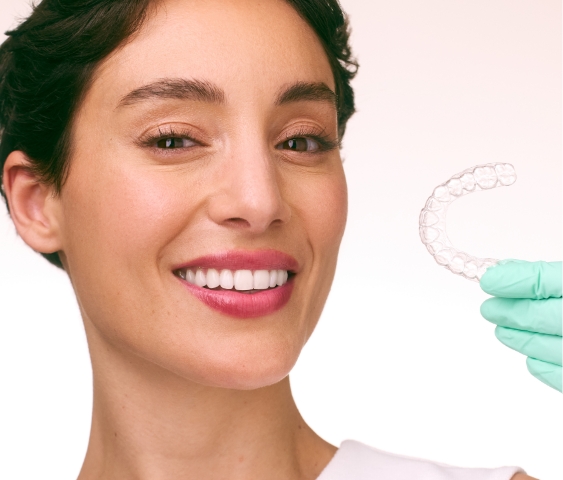 [CRO] HERO - Woman - Aligner - Glove - Hand - Mouth - Open - Peach - Background - Mobile