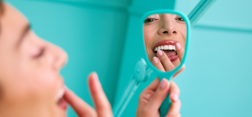 [CRO] Hero - Banner - Mirrow - Alex - Aligner - Smile - Hands - Blue - Background - Desktop