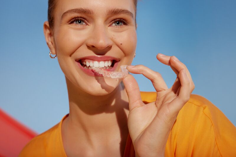 Femme portant des aligneurs dentaires DR SMILE