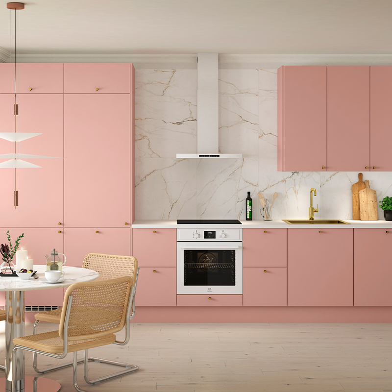 Cello-keittiömalliston vaaleanpunertavalla Onnela-ovimallilla toteutettu keittiö. Cello-keittiöitä myy K-Rauta.