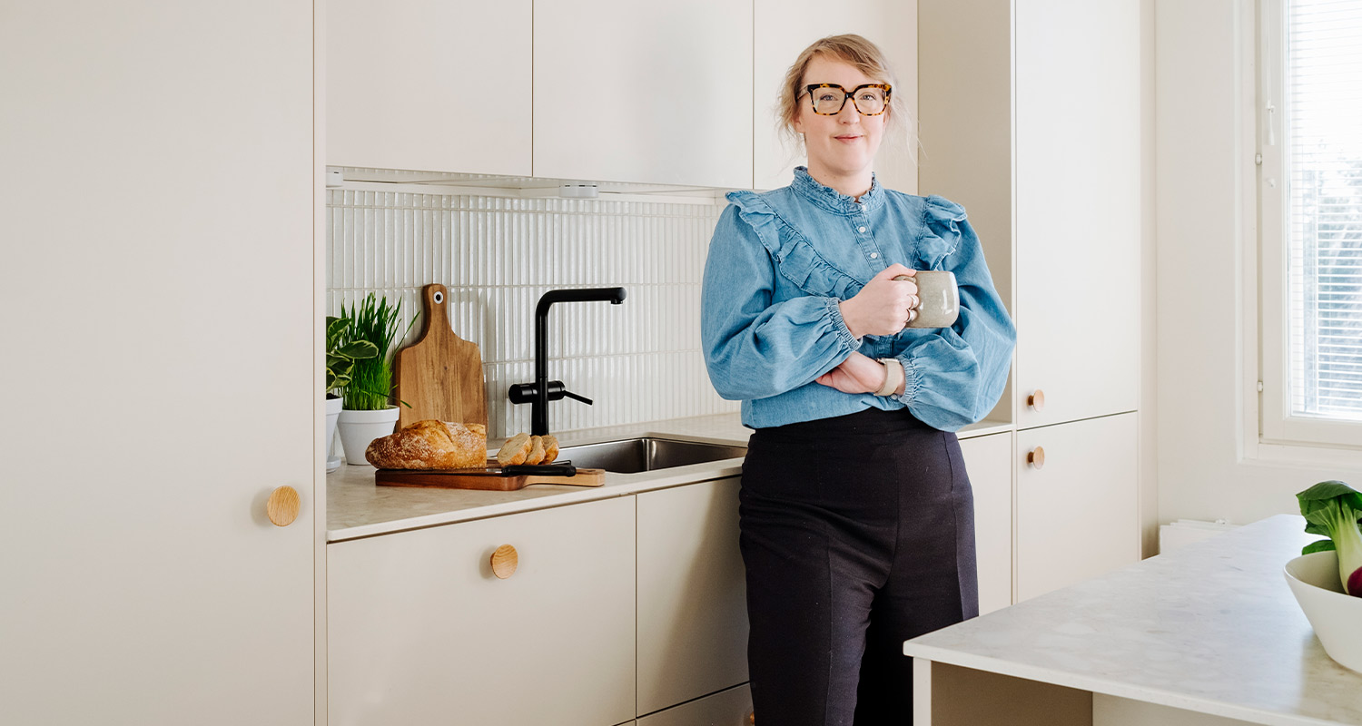  Johanna Uitin kolmihenkisen perheen uuden kodin pieni keittiö remontoitiin viihtyvyys ja toimivuus edellä.