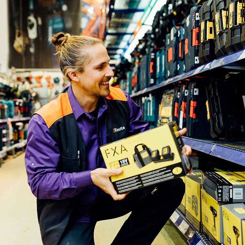 FXA-työvälineen paketti K-Raudan myymälässä