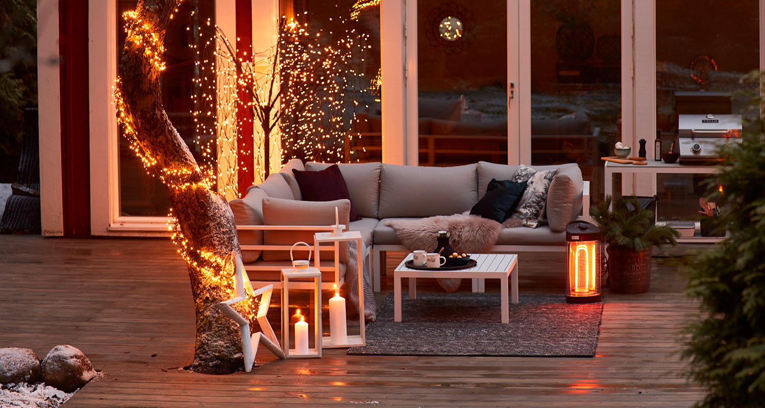 Cellon tunnelmalliset ulkovalosarjat talvisella terassilla ja söpö metallinharmaa minikaasugrilli Cello Roaster 2