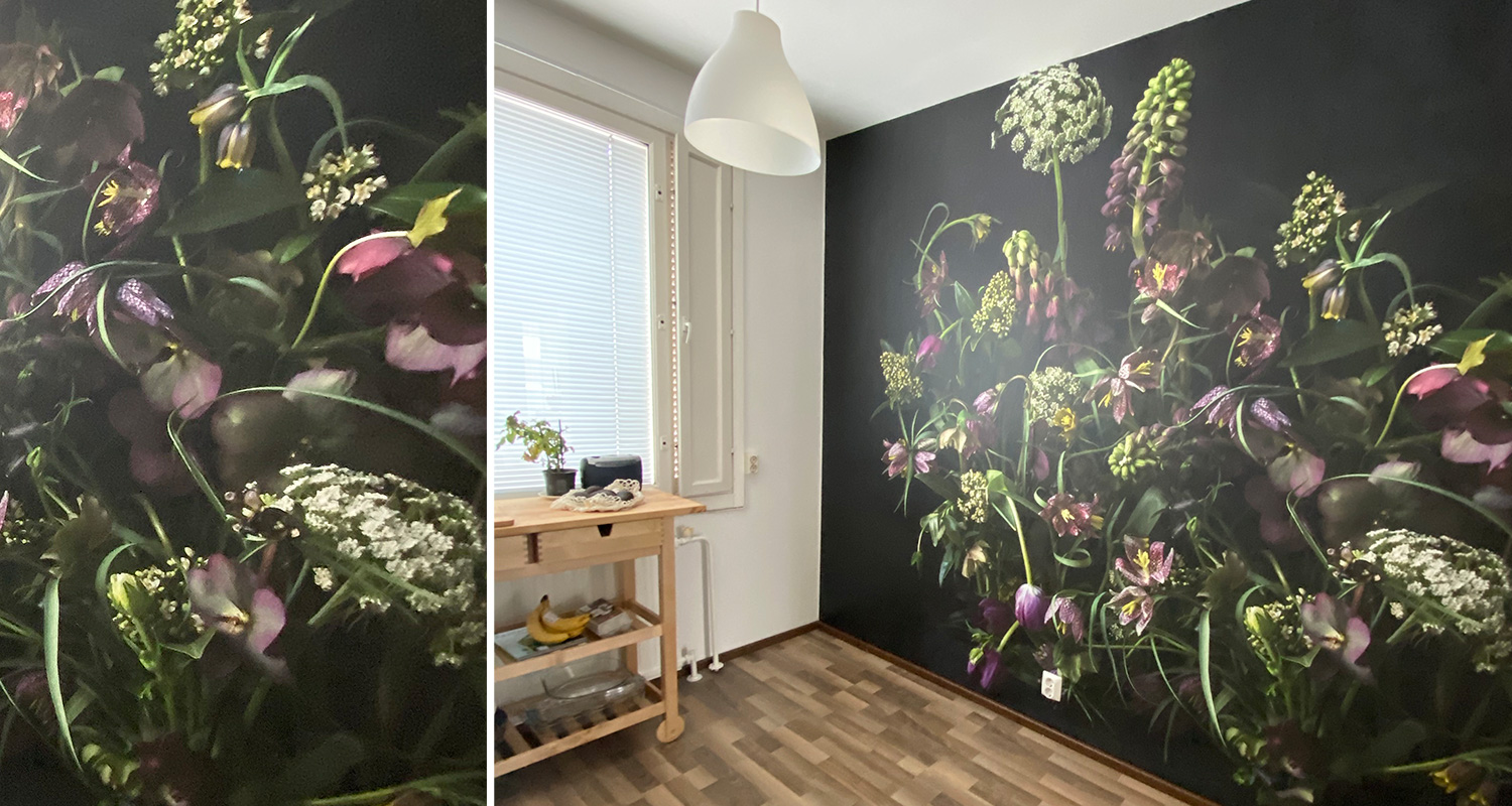 K-Raudan kukkakuvatapetti Fritillaria bloggari Johanna Loukamaan kodin keittiön seinässä