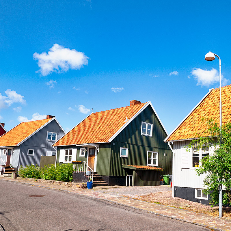 Tien varrella näkyy värikkäitä omakotitaloja, joissa puupintainen ulkoverhoilu