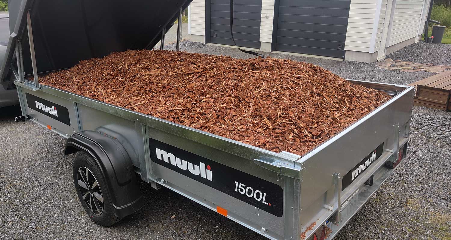 Kuorikatesatsi Muuli 1500 L peräkärryn kyydissä, jossa on musta Juncar-kuomu 
