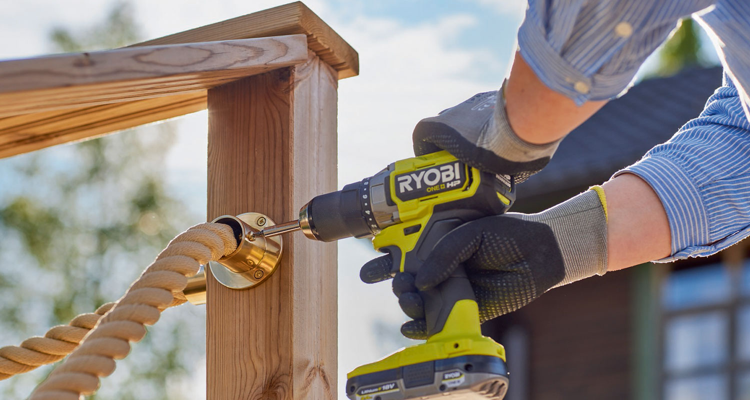 Köysikaiteen asennus menossa