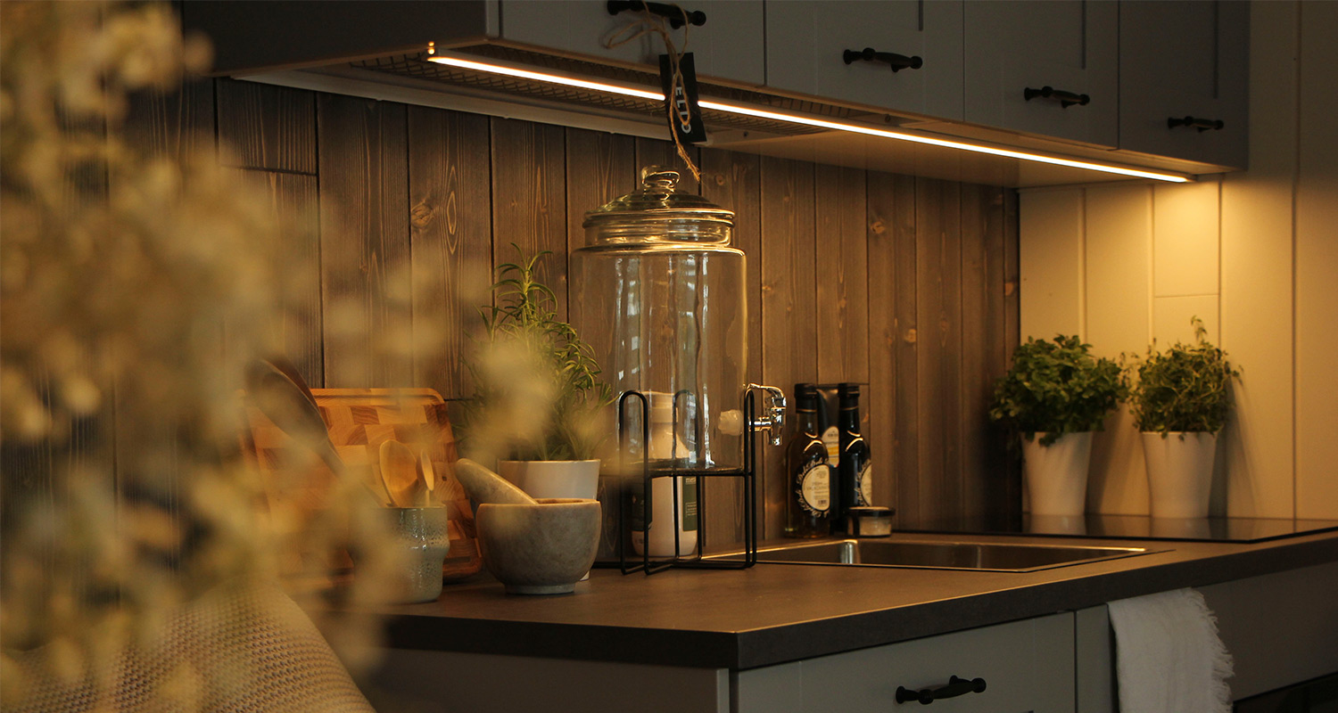 Huvila & Huussi -ohjelmassa K-Raudan avulla remontoitu Cello-keittiö. Kuvassa pieni ja trendikäs mökkikeittiö.