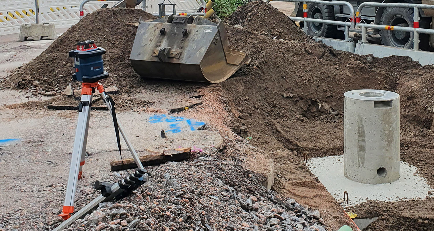 Pyörivä laser Bosch GRL 600 CHV työmaalla käytössä