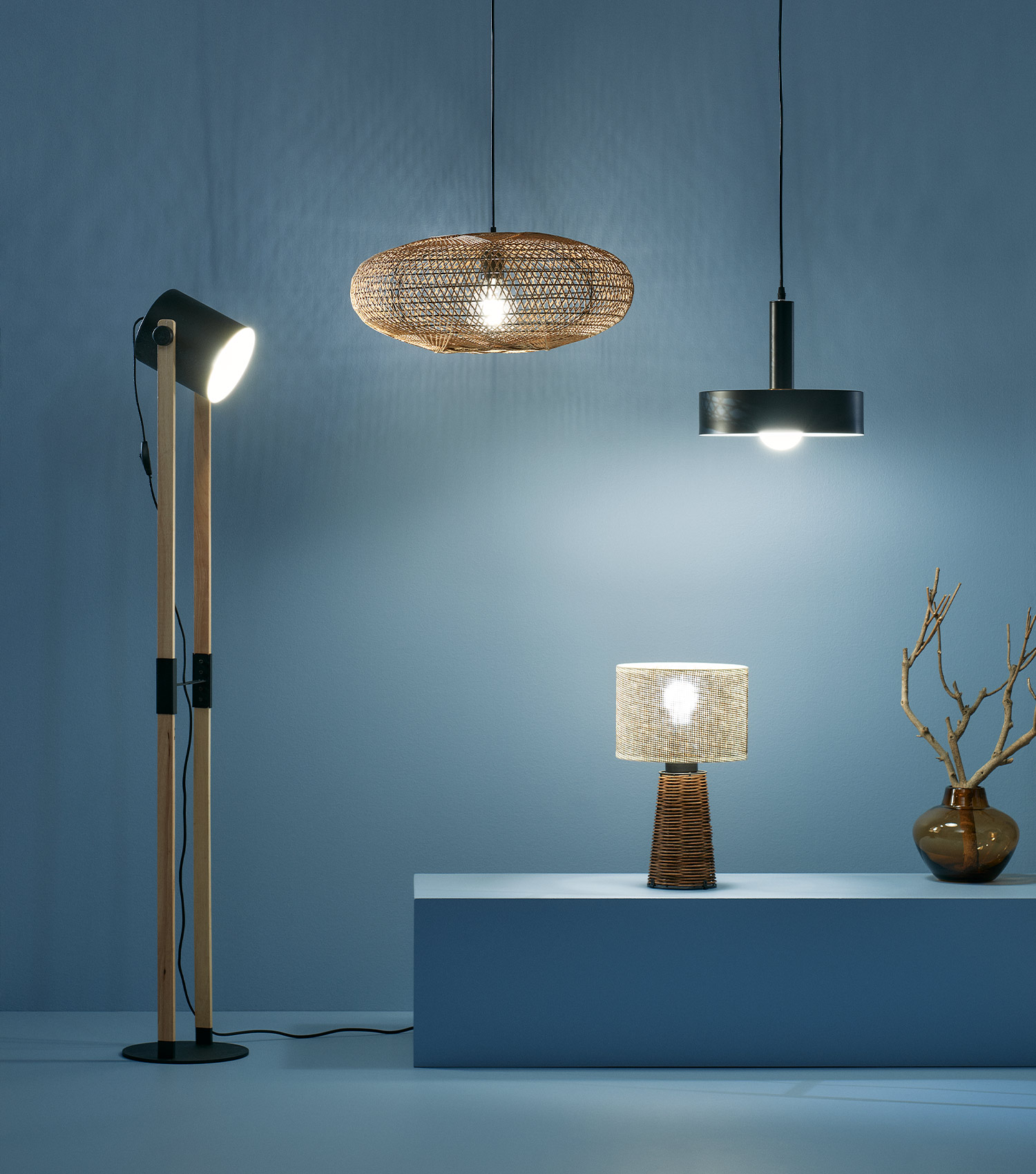 Kuvassa trendikkäitä valaisimia. Kuvan valaisimet ovat K-Raudan valikoimasta.