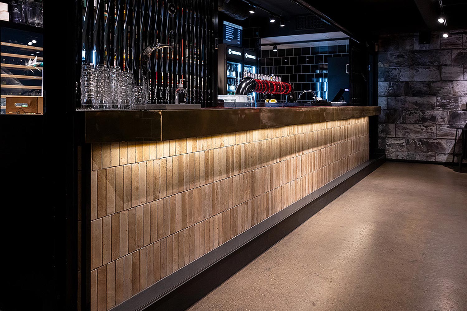 dekostudio-referenssikohde-teerenpeli-kuopio-krauta-ak-alakerran-baaritiski-5