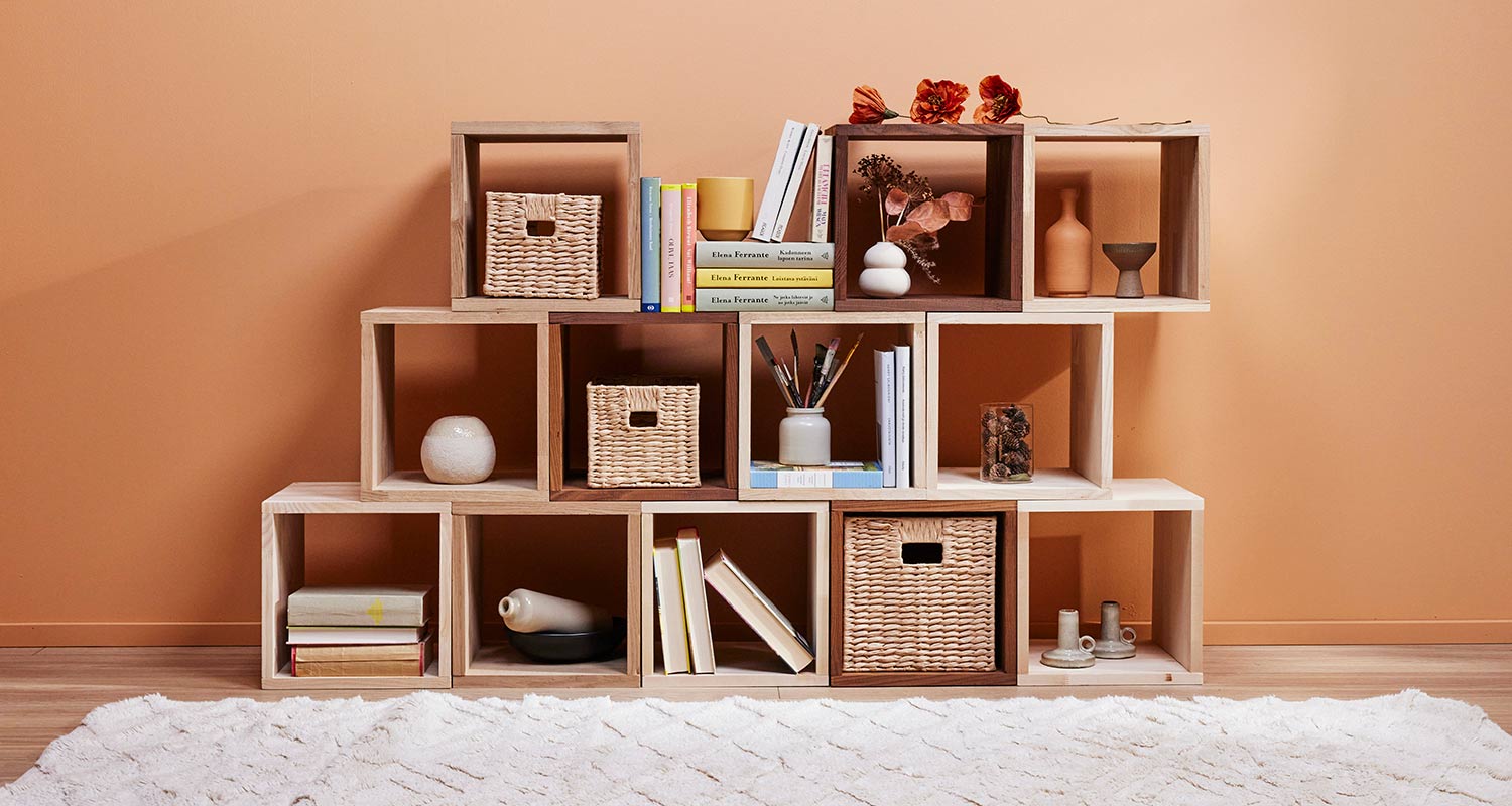 Liimapuulevyistä tehty valmis kirjahylly