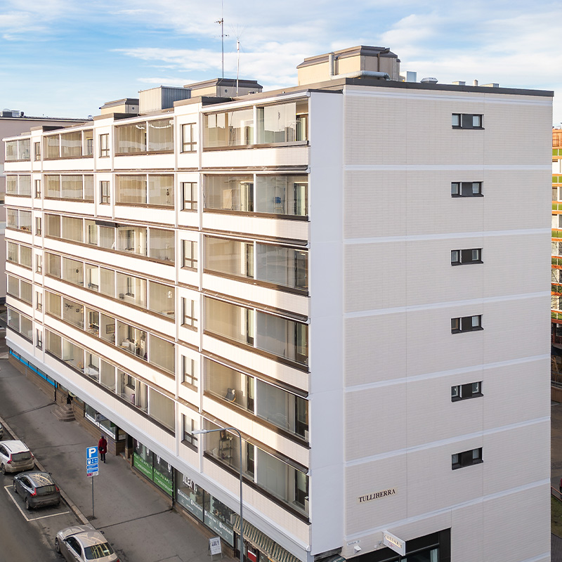 Kerrostalo ennen ja jälkeen tiilitalomaalauksen. Maalina oli Tikkurilan Kivitex Brick House Paint -tiilitalomaali, jota myy K-Rauta.