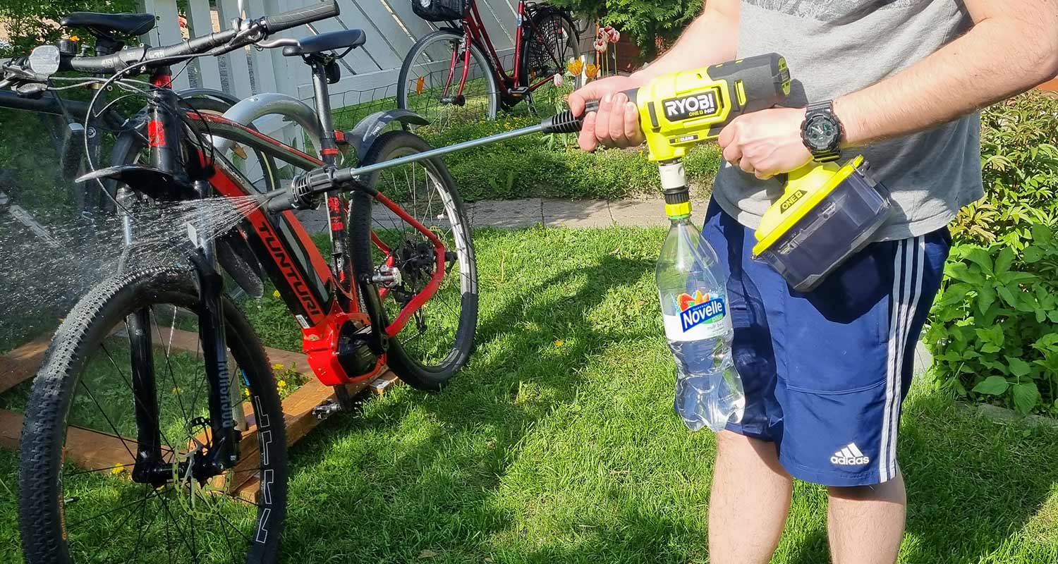 tuotetestissä kuluttajalla akkupainepesuri Ryobi RY18PWX41A-125 18V, polkupyörän pesu laitteella