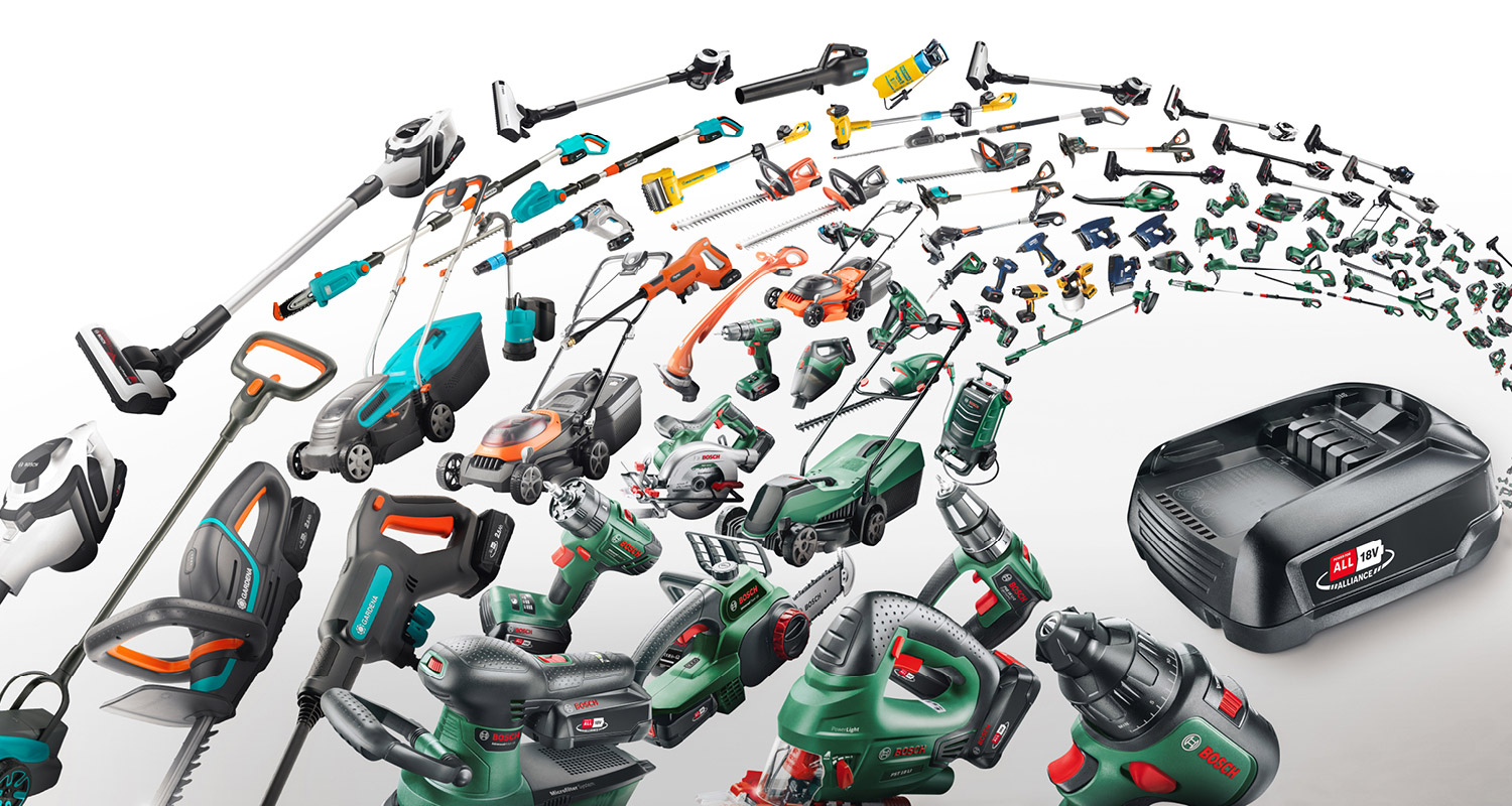 Kokoelma vihreä-oransseja Bosch-akkutyökaluja ja puutarhavälineitä valkoisella taustalla.