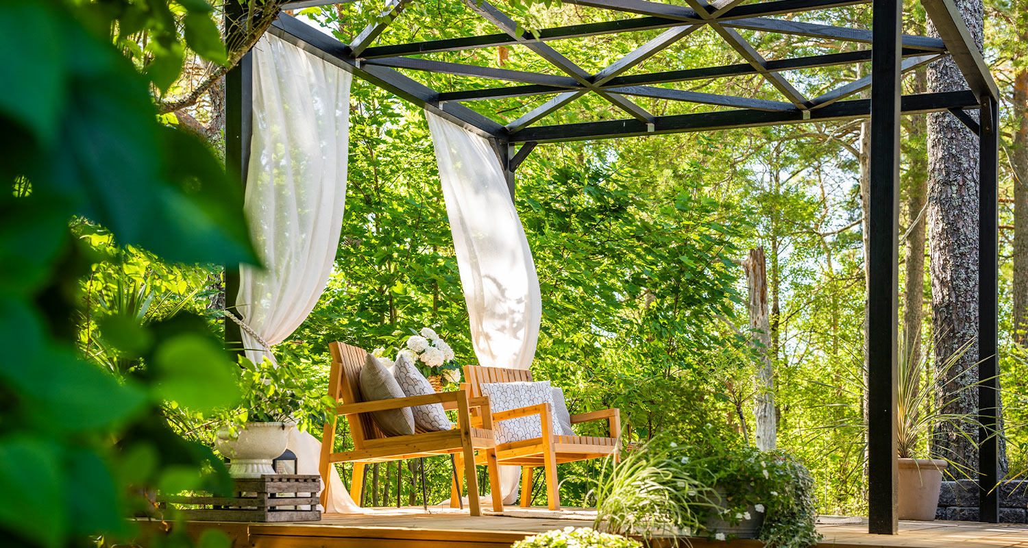 Moderni pergola terassilla. Oleskelualue, pergola ja puutarhatuolit.