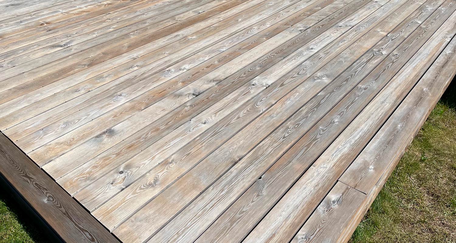 Pesty terassi, jossa käytettiin Nilfisk Excellent 160-10 painepesuria ja Power Patio terassipesuria