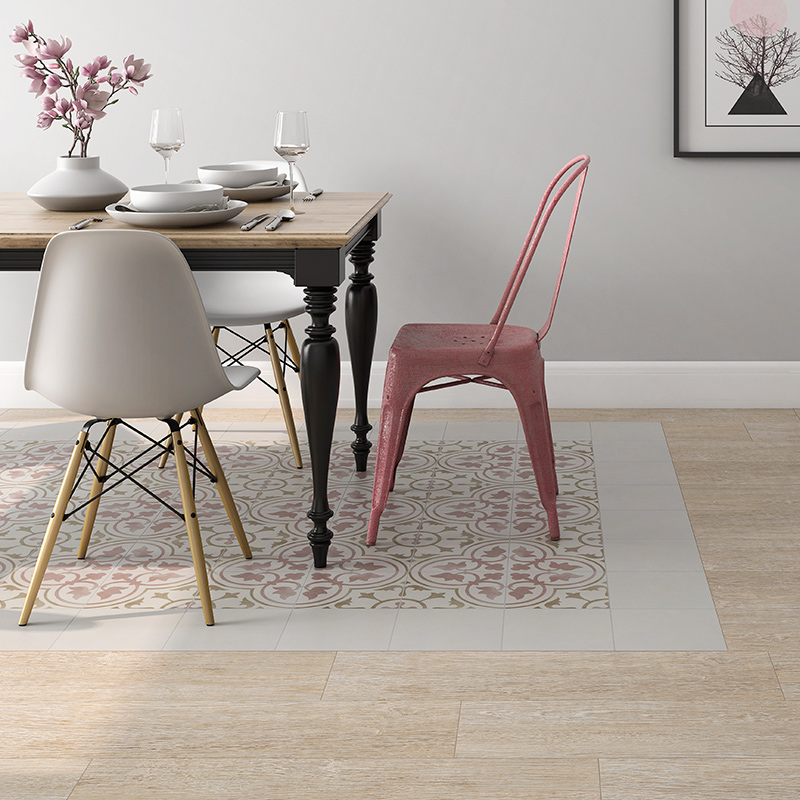 Valkoinen jalkalista huonetilassa