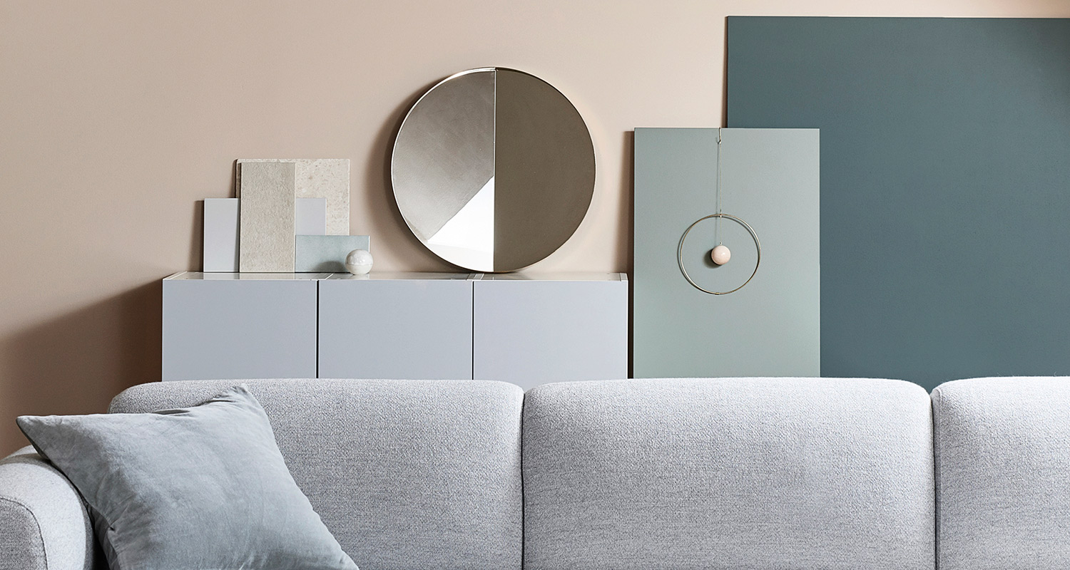 Tikkurilan Angora H466 -sisämaalisävy olohuoneen seinässä geometristen muotojen kera. 