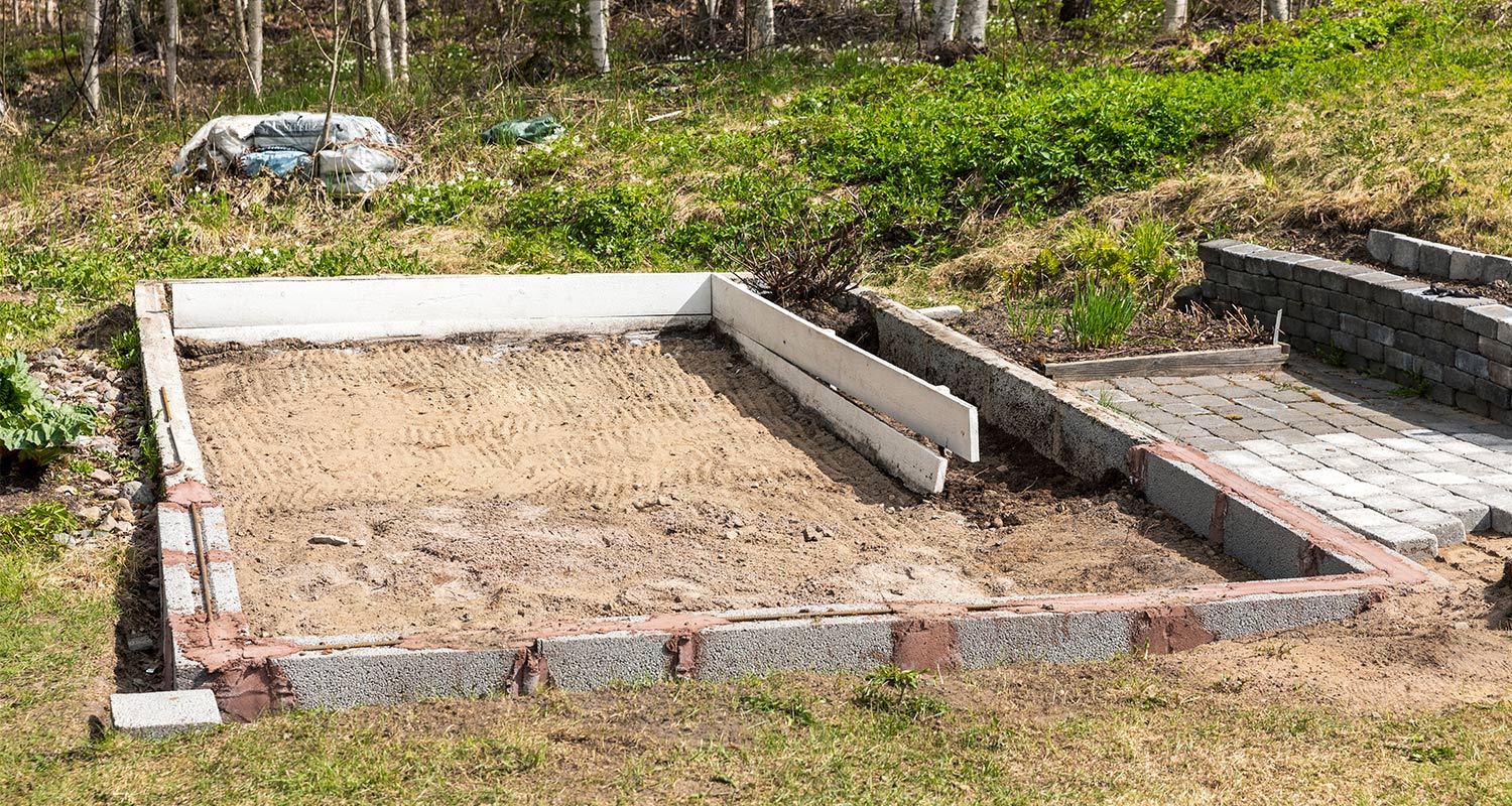 Kasvihuoneen perustus rakennettu routimattomalle maalle.