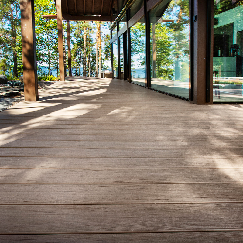 Omakotitalon terassi rakennettuna kestopuusta.