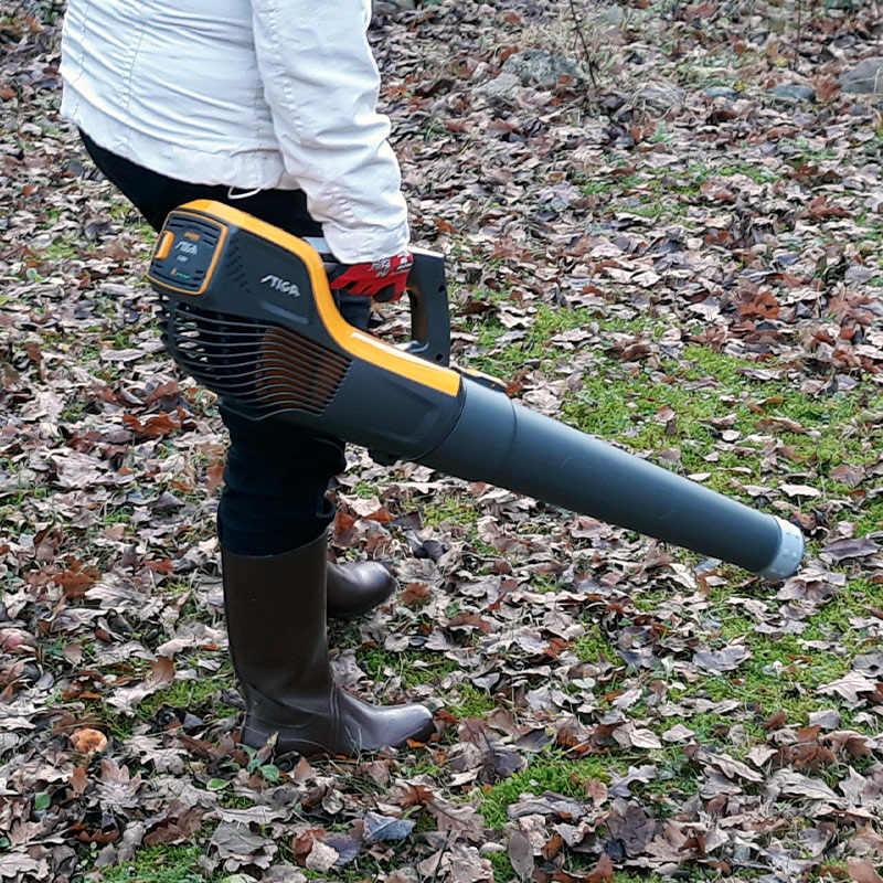 Kuvassa testaajalla akkulehtipuhallin Stiga BL 500E Kit lehtien puhalluksessa pihamaalta. Lehtipuhallin K-Raudan valikoimista.